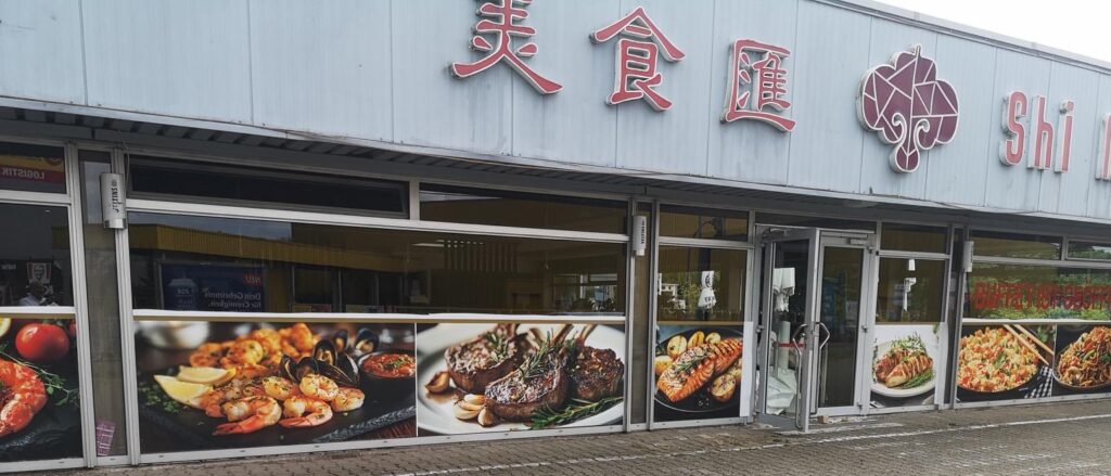 Folienbeschriftung im Großformat für ein Restaurant. Produziert von ReproTek Gelsenkirchen